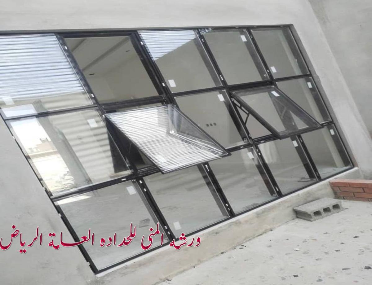 شبابيك مزودة بزجاج مزدوج لعزل الصوت والحرارة، توفر الراحة في المنازل.